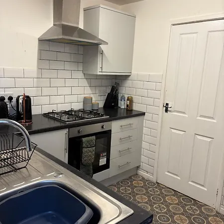 Contractor Park View With Private Parking Bradford (West Yorkshire)