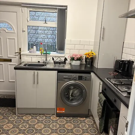 Contractor Park View With Private Parking Bradford (West Yorkshire)